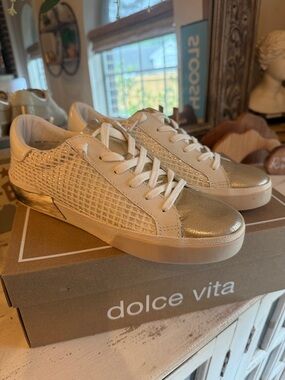 Dolce Vita Cream and Gold Woven Low-Top Sneakers